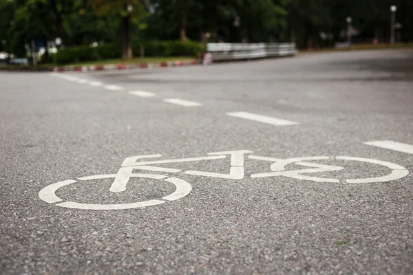 Cyklistická značka nebo ikona na silnici v parku — Stock fotografie