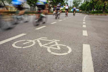 Bisiklet işareti veya simge ve bisikletçi parkta hareketi