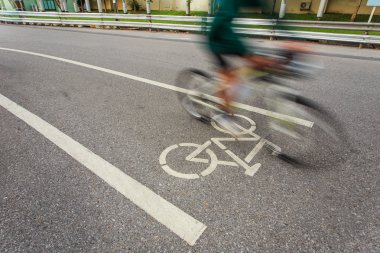 Bisiklet işareti veya simge ve bisikletçi parkta hareketi
