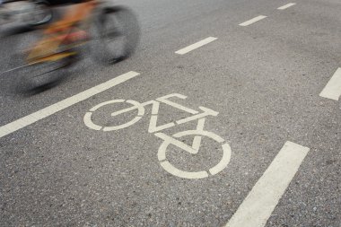 Bisiklet işareti veya simge ve bisikletçi parkta hareketi