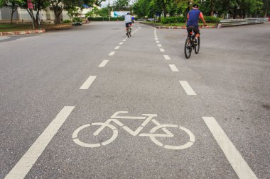 Bisiklet işareti veya simge ve bisikletçi parkta hareketi