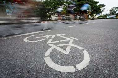 Parktaki yolda bisiklet işareti veya simgesi