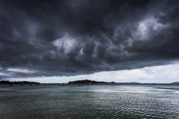 Dunkle Wolken, bevor es über dem Meer in Thailand regnet — Stockfoto