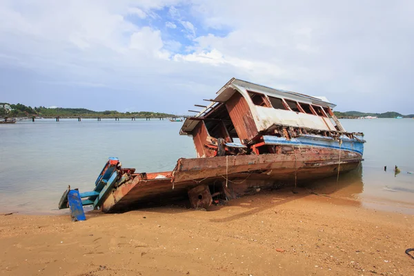 Oude houten boot staan op het strand — Stockfoto