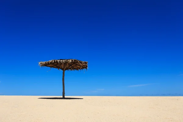 Wooden sun umbrella on the beach in Thailand — Stock Photo, Image