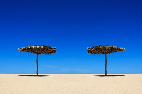 Wooden sun umbrella on the beach in Thailand — Stock Photo, Image