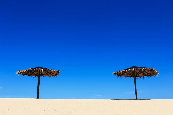 Wooden sun umbrella on the beach in Thailand — Stock Photo, Image