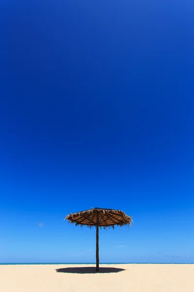 Wooden sun umbrella on the beach in Thailand — Stock Photo, Image