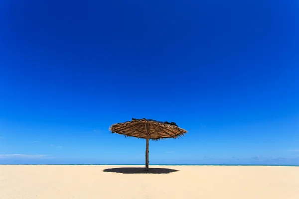 Dřevěný slunečník na pláži v Thajsku — Stock fotografie
