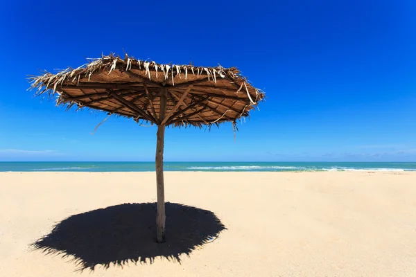 Wooden sun umbrella on the beach in Thailand — Stock Photo, Image