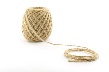 Beyaz arka plan üzerinde izole kahverengi doğal ip