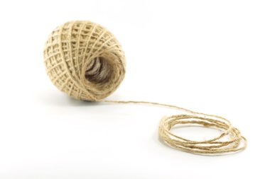 Beyaz arka plan üzerinde izole kahverengi doğal ip