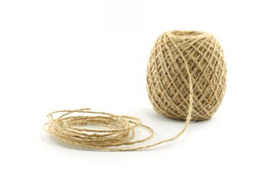 Beyaz arka plan üzerinde izole kahverengi doğal ip