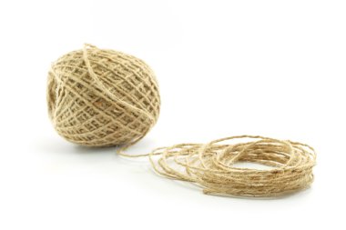 Beyaz arka plan üzerinde izole kahverengi doğal ip