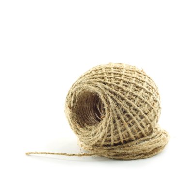 Beyaz arka plan üzerinde izole kahverengi doğal ip