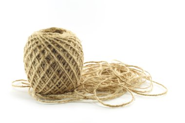Beyaz arka plan üzerinde izole kahverengi doğal ip