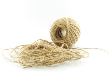 Beyaz arka plan üzerinde izole kahverengi doğal ip