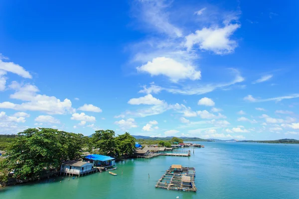 Ciel bleu avec nuage sur le village de pêcheurs en Thaïlande — Photo