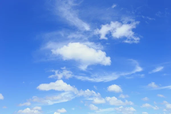 Blauer Himmel mit Wolken — Stockfoto