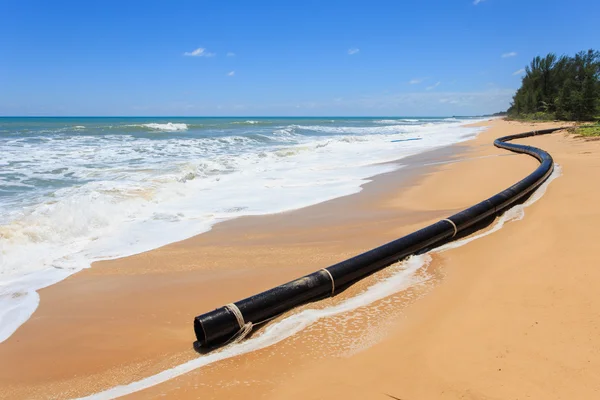 Tubería de drenaje BIg en la playa — Foto de Stock