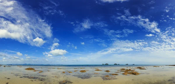 Panorama de mar tropical e céu azul em Koh Samui, Tailândia — Fotografia de Stock