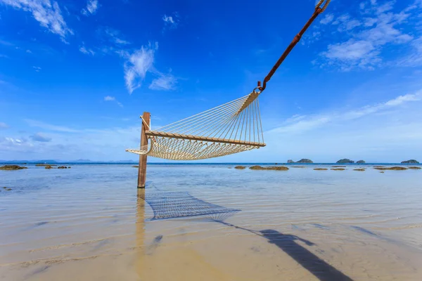 Rede entre na praia tropical em Koh Samui — Fotografia de Stock