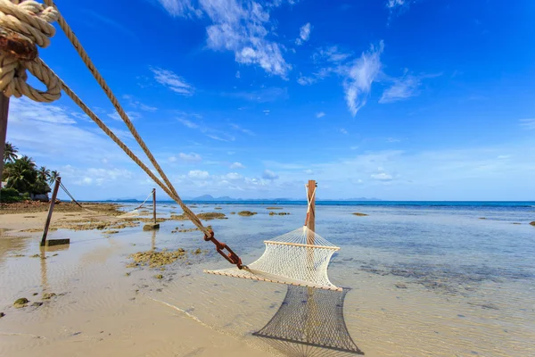 Hammock between on tropical beach in Koh Samui — Stock Photo, Image