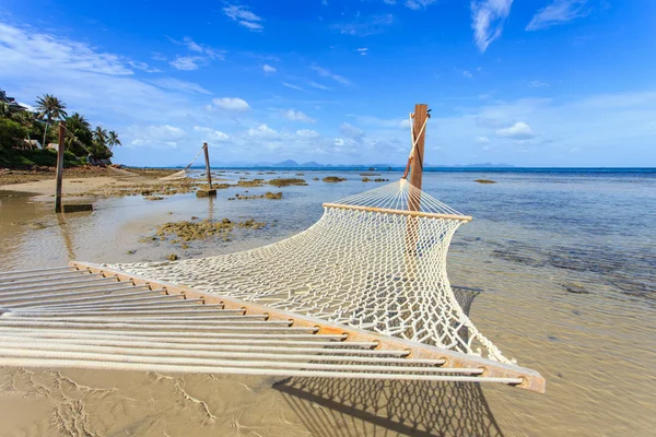 Houpací síť mezi na tropické pláži na ostrově Koh Samui — Stock fotografie