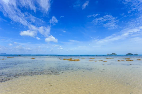 Mare tropicale e cielo blu a Koh Samui, Thailandia — Foto Stock