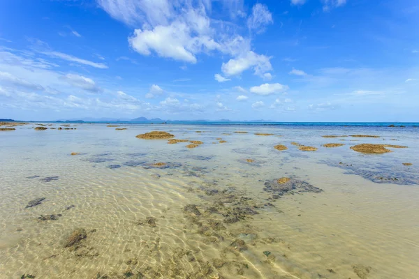 热带海洋和蓝蓝的天空，在苏梅岛，泰国 — 图库照片