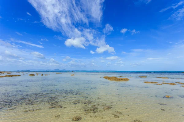 热带海洋和蓝蓝的天空，在苏梅岛，泰国 — 图库照片