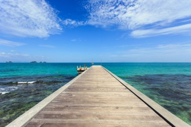 Ahşap köprüye denizin Koh Samui, Tayland