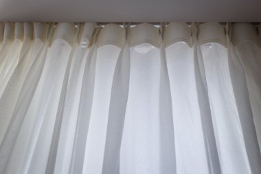 Beyaz perde pencere yanında