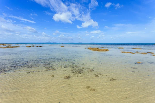 Tropické moře a modrá obloha v Koh Samui, Thajsko — Stock fotografie