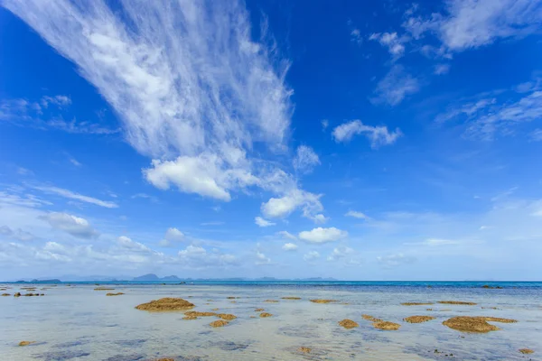 Mar tropical e céu azul em Koh Samui, Tailândia — Fotografia de Stock