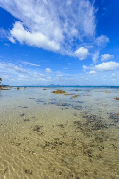 Tropické moře a modrá obloha v Koh Samui, Thajsko — Stock fotografie