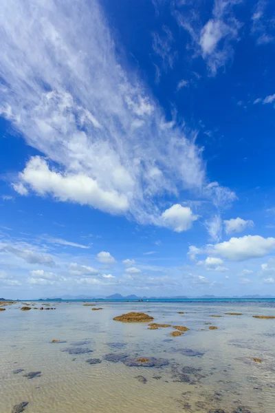 Tropické moře a modrá obloha v Koh Samui, Thajsko — Stock fotografie