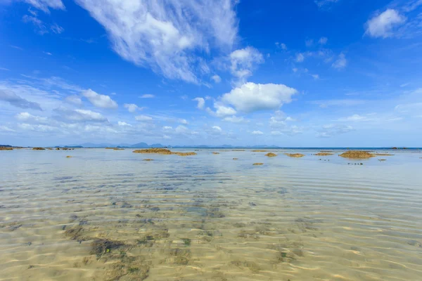 Tropikalne morze i błękitne niebo w Koh Samui, Tajlandia — Zdjęcie stockowe