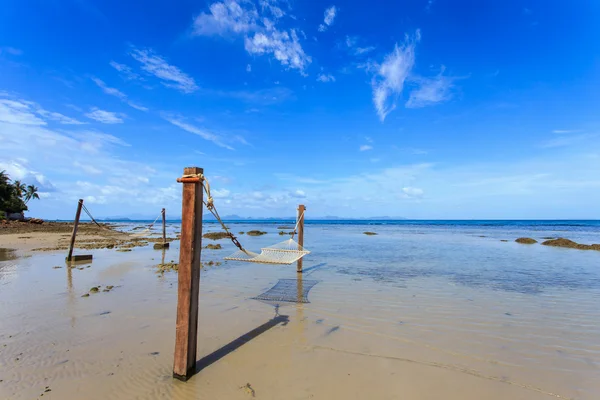 Hamac entre sur la plage tropicale à Koh Samui — Photo