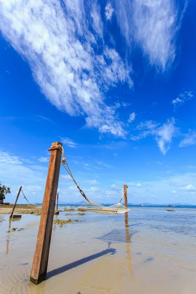 Houpací síť mezi na tropické pláži na ostrově Koh Samui — Stock fotografie
