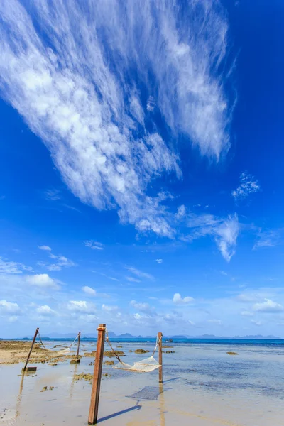 Houpací síť mezi na tropické pláži na ostrově Koh Samui — Stock fotografie