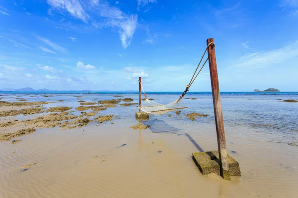 Hangmat tussen op tropisch strand in Koh Samui — Stockfoto