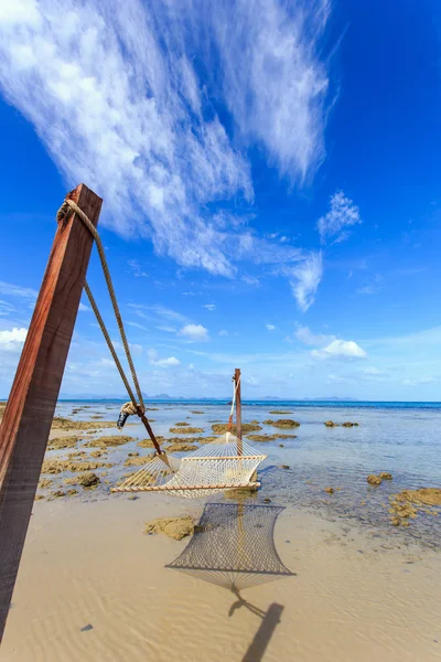 Rede entre na praia tropical em Koh Samui — Fotografia de Stock