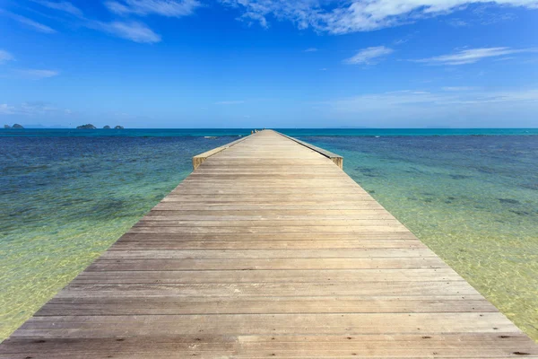 Dřevo most do moře v Koh Samui, Thajsko — Stock fotografie