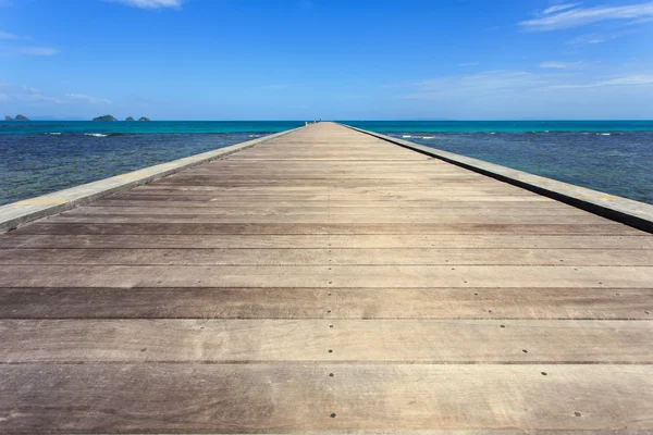 Ponte de madeira para o mar em Koh Samui, Tailândia — Fotografia de Stock