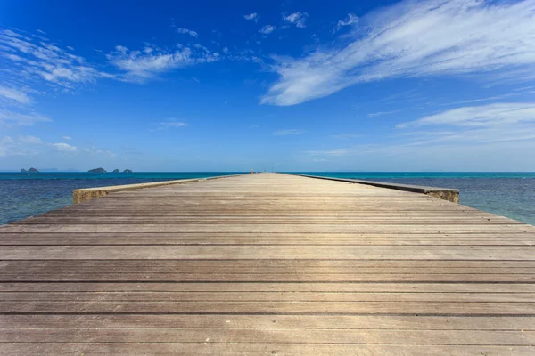 Ponte di legno verso il mare a Koh Samui, Thailandia — Foto Stock