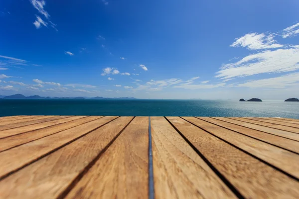Dřevěné platformy u moře. — Stock fotografie
