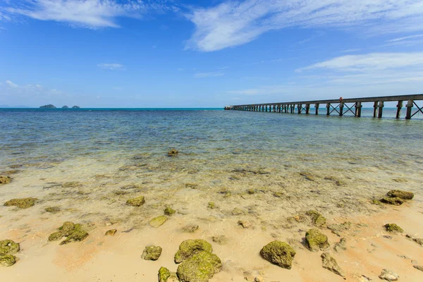 Tropischer strand in phuket, thailand — Stockfoto