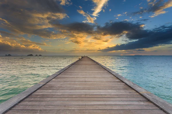 Pont en bois vers la mer à la plage du coucher du soleil à Koh Samui, Thaïlande — Photo