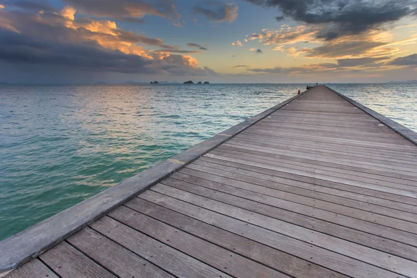 Dřevo most do moře na pláži při západu slunce v Koh Samui, Thajsko — Stock fotografie